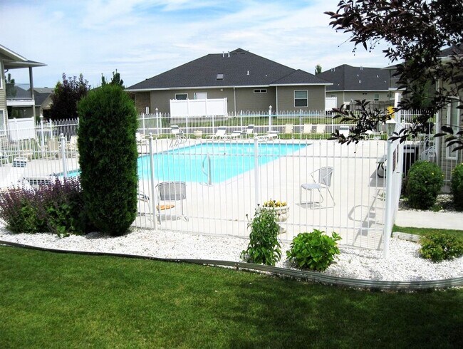 Building Photo - 600 Saratoga Dr