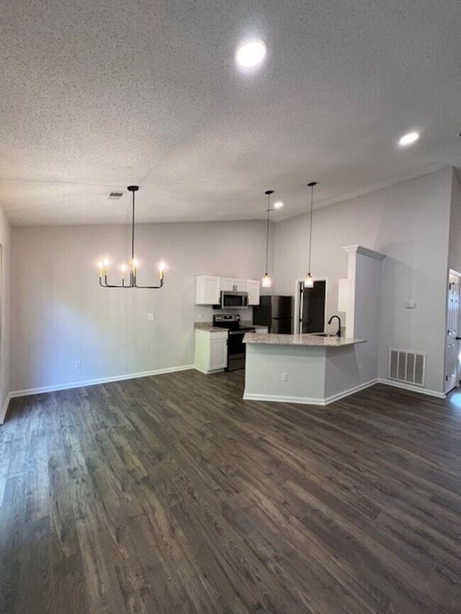 Building Photo - *EXCLUSIVE OPEN HOUSE THIS SUNDAY* Fully R...