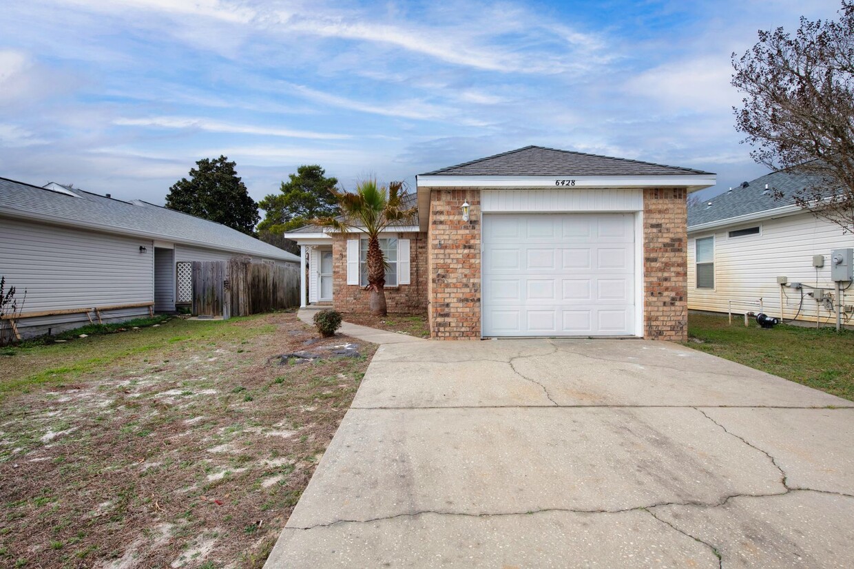 Foto principal - Beautifully Updated Home in Lighthouse Poi...