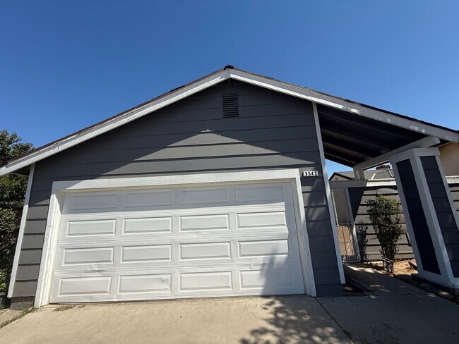 Building Photo - Must see! 2-bedroom, 2-bathroom single-sto...