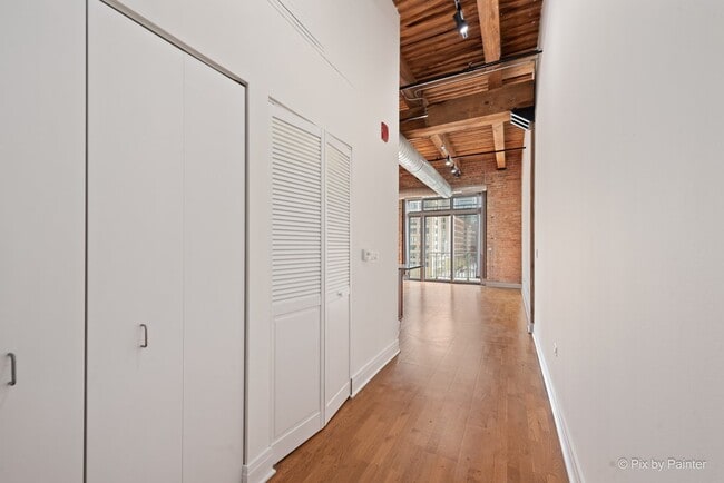 Building Photo - 770 W Gladys Ave