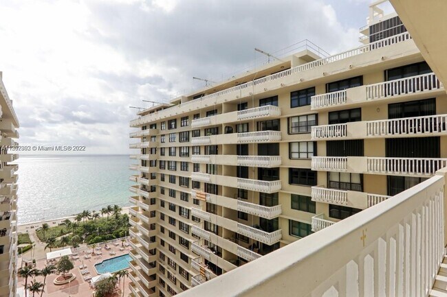 Foto del edificio - 9801 Collins Ave