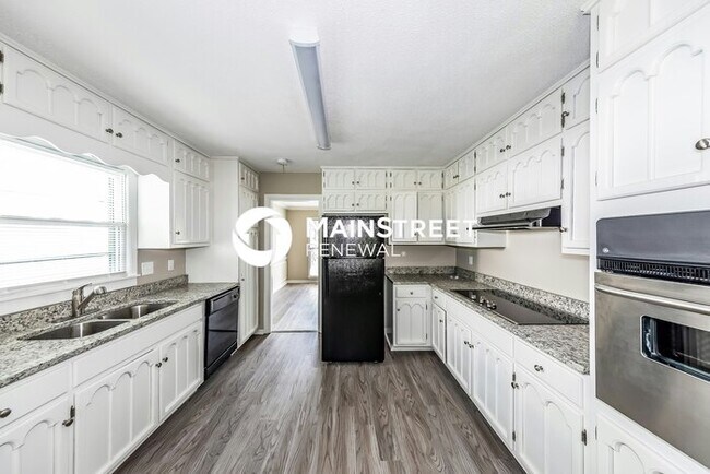 Foto del edificio - 3 Bedroom Pet-Friendly Home in Tarrant, AL with Main Street Renewal