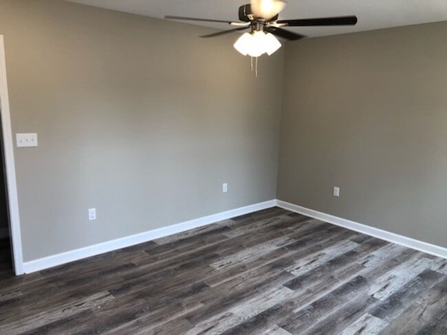 Building Photo - 3 Bed 1 Bath Home - Move in June
