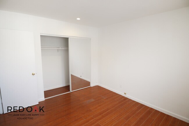 Building Photo - 3860 Mentone Ave