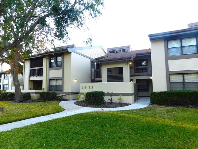 Foto del edificio - 218 Woodlake Wynde