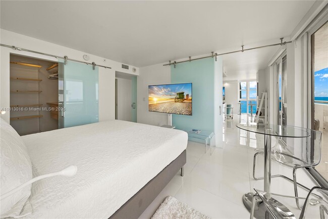 Building Photo - 2555 Collins Ave