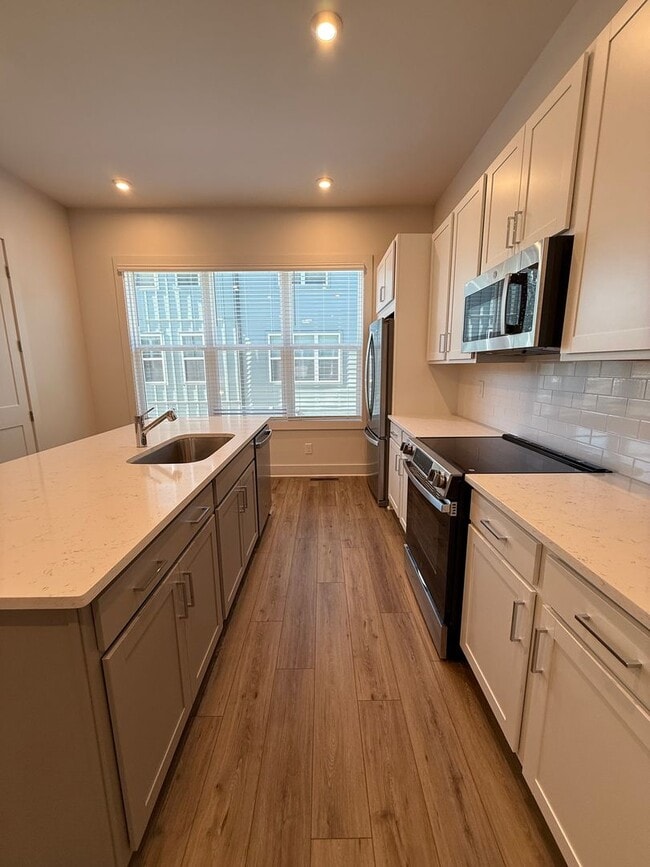 Building Photo - Peaceful City Living close to Everything!