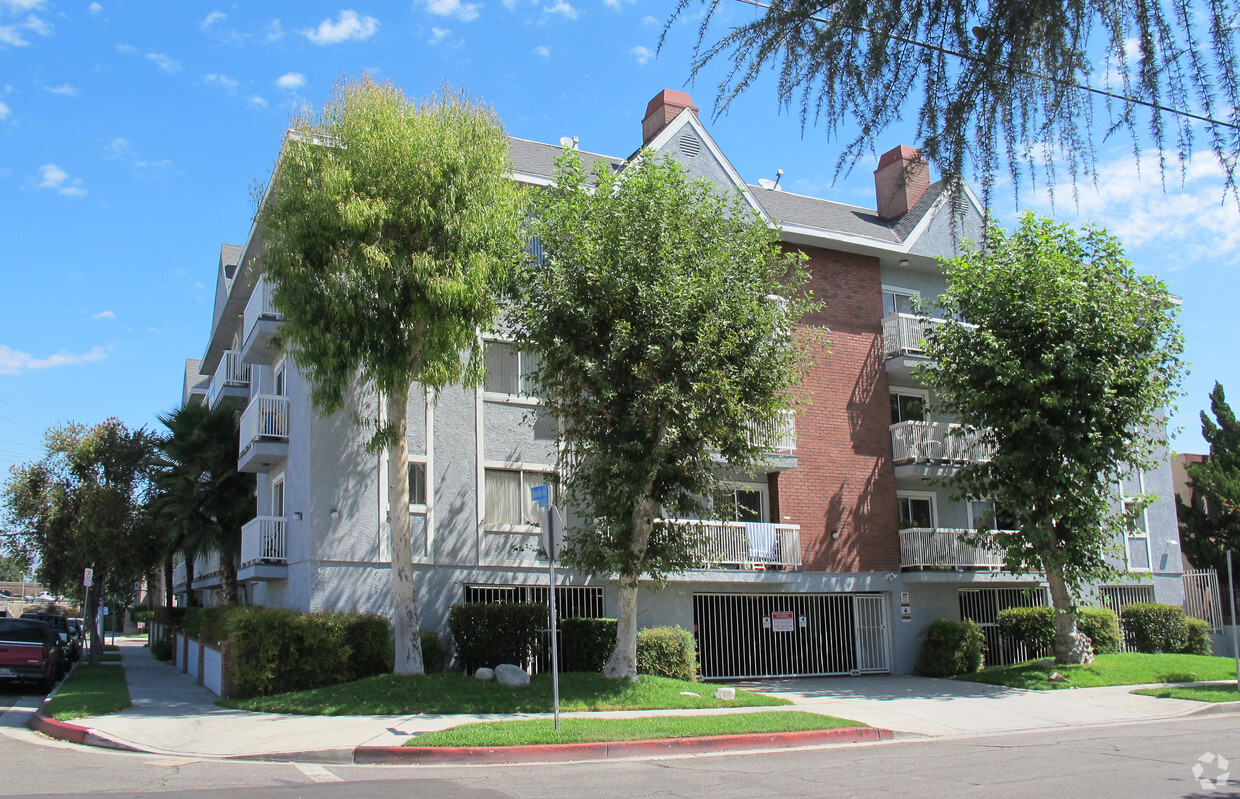 Building Photo - Tarzana Court Apartments