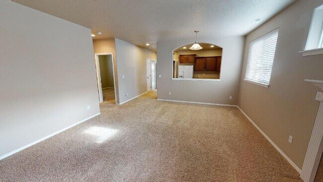 Building Photo - 1122 SW Carver St *Fenced Patio Area, Doub...