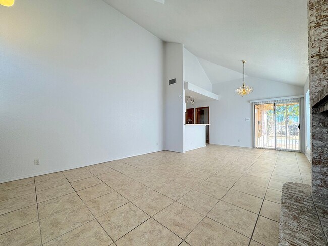 Foto del edificio - Northeast El Paso 3 Bed/2 Bath Refrig A/C w/Mountain Views!