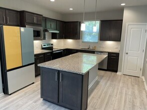 Building Photo - 802 Destiny Dr