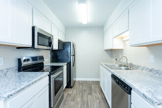 Interior Photo - Summit at 501