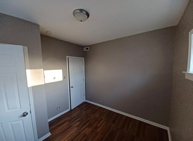 Foto del edificio - 1126 E 81st Pl