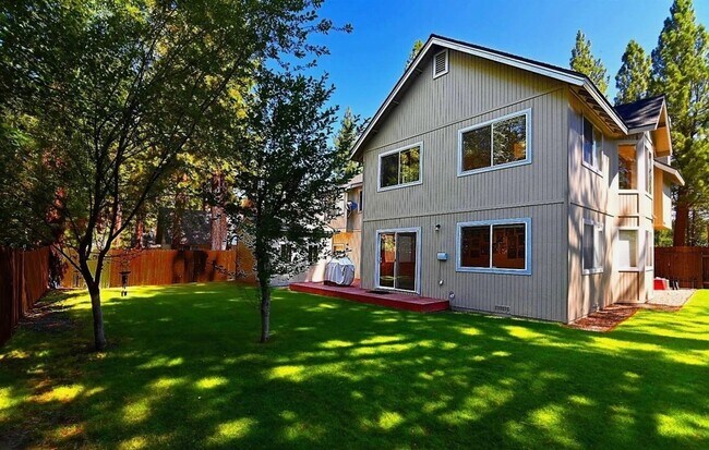Building Photo - Large upscale home with large garage