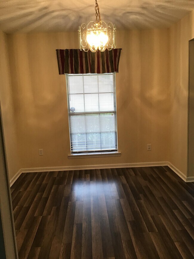 Building Photo - 351 Hunters Branch Dr