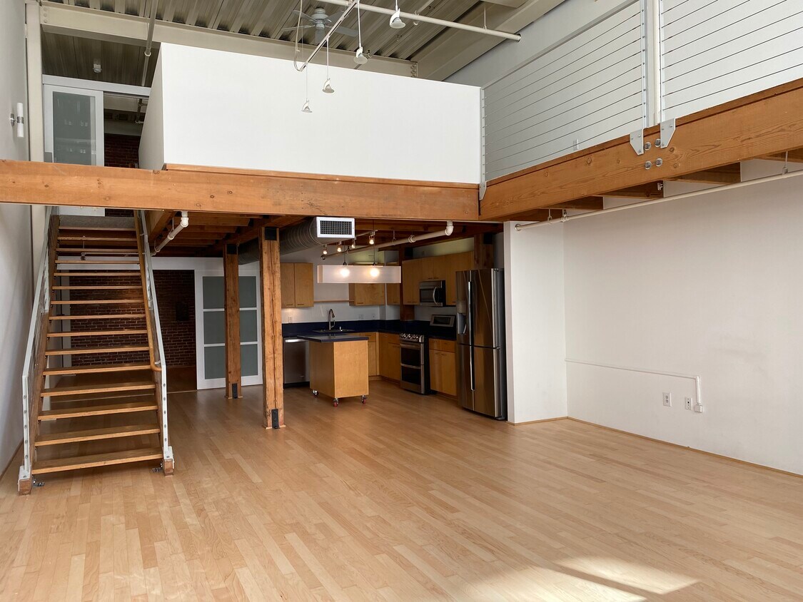 Primary Photo - 650 Delancey St