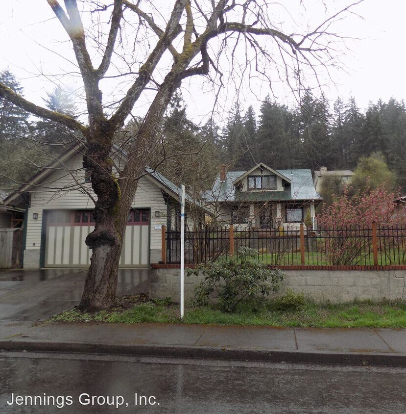 4 br, 2.5 bath House 1572 Riverview St House for Rent in Eugene, OR