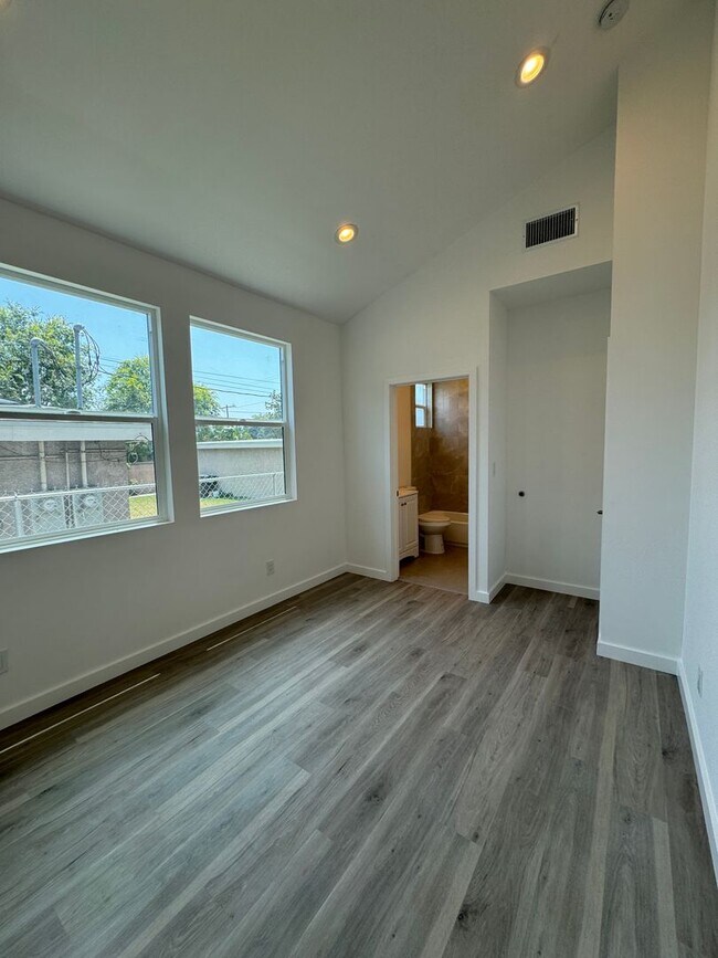 Foto del edificio - 276 E Los Angeles Ave