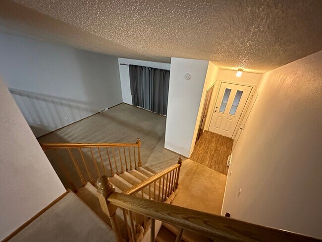 Building Photo - Spacious 3 bedroom 2 bathroom side by side...