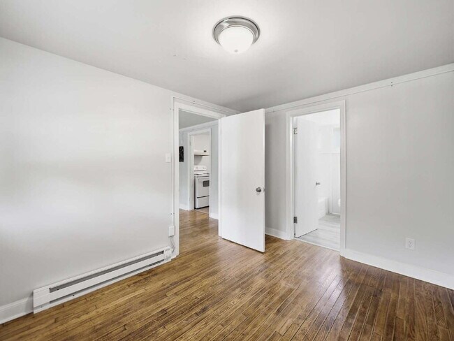 Foto del edificio - Completely renovated 1-bedroom, 1-bath apartment with LVP flooring with off-street parking