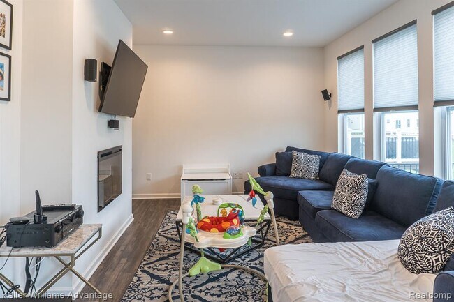 Building Photo - 9118 White Tail Ct