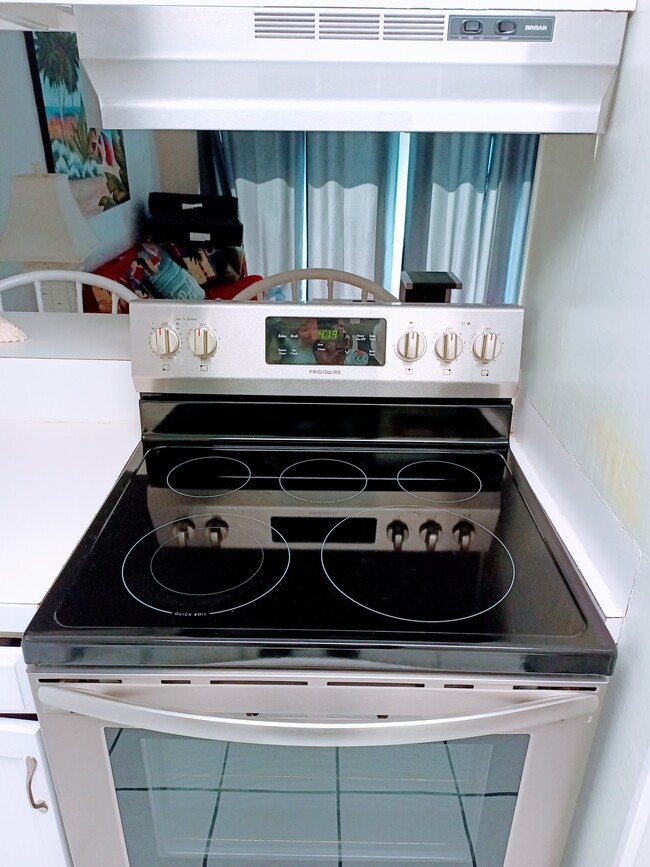 New stainless steel stove - 8727 Thomas Dr