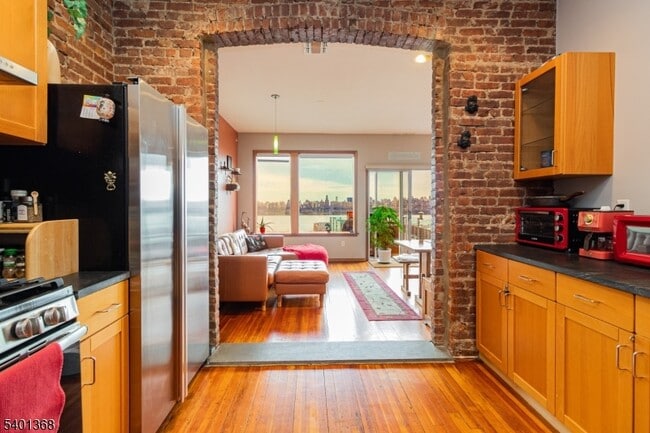 Building Photo - 152 Pine St