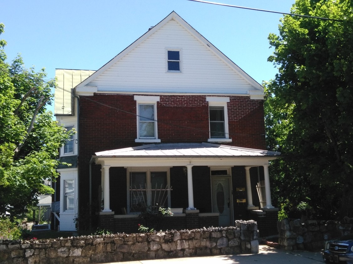 front porch/main entrance - 900 Virginia Ave