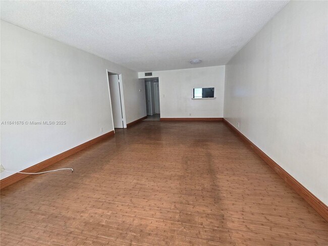 Foto del edificio - 950 Hillcrest Dr