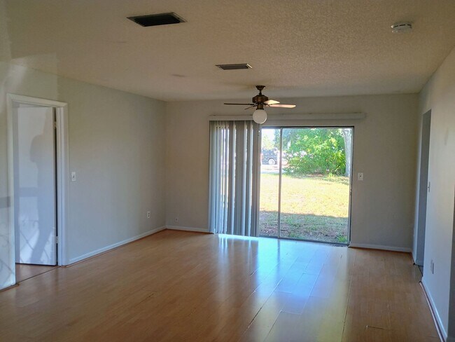 Foto del edificio - 2 bed 2 bath house for rent