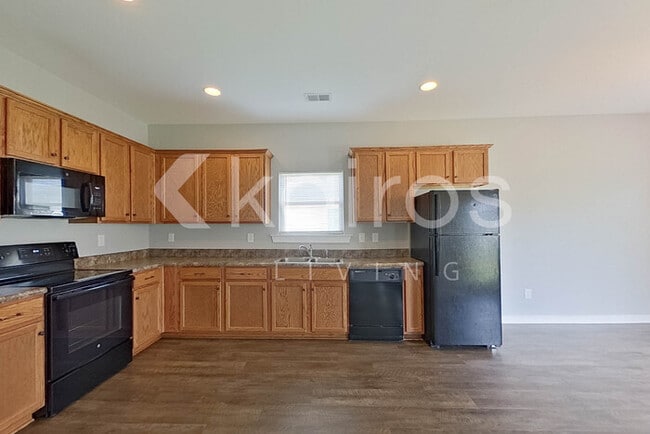 Building Photo - 134 White Oak Cir