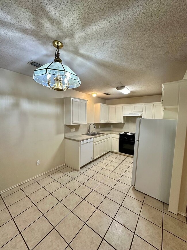 Building Photo - 3 Bedroom Duplex Located In Shadow Hills!
