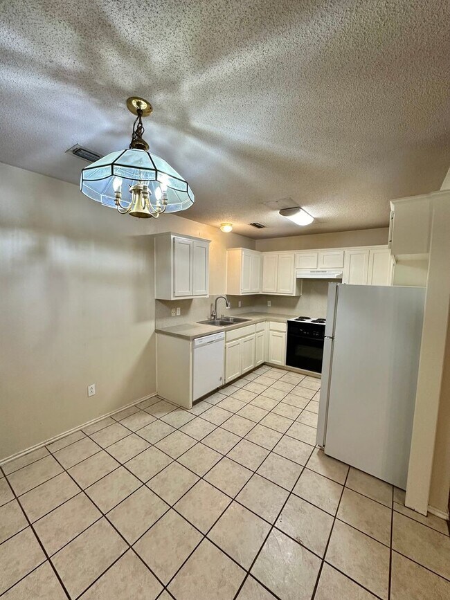 Foto del edificio - 3 Bedroom Duplex Located In Shadow Hills!