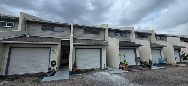 Building Photo - Here is your 3bed/3bath home on the water!