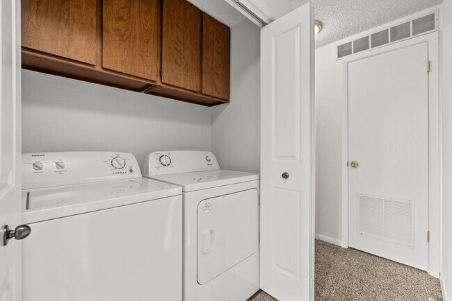 Foto del edificio - Charming townhome centrally located with great access to the Greenbelt and BSU!