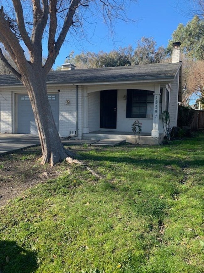 Building Photo - Very Cute 2 Bedroom Duplex w/Garage!