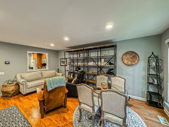 Building Photo - Light-filled and Spacious 3 Bed 2 Bath Tow...
