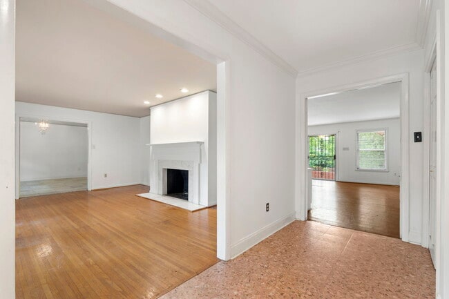 Foto del edificio - 7001 W Markham St