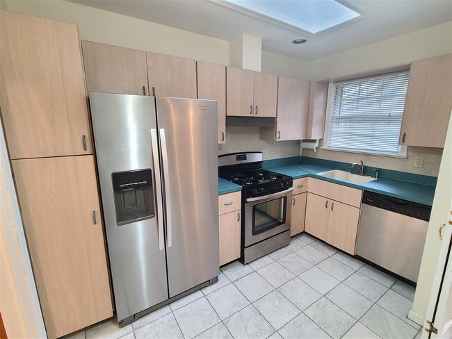 Building Photo - 16 Orchard St