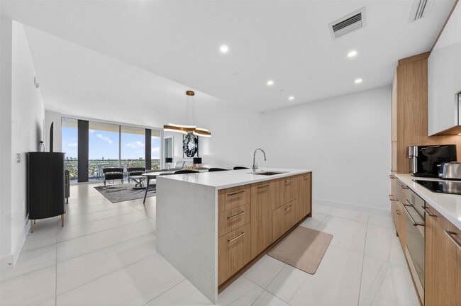 Building Photo - 153 N Seabreeze Blvd