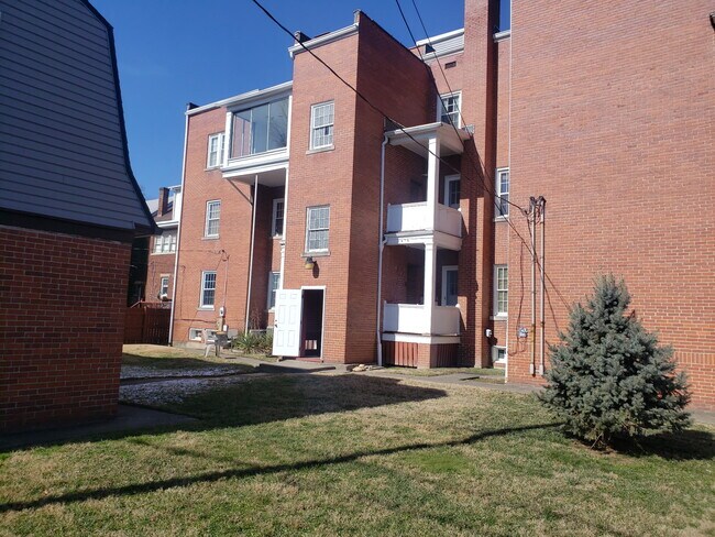 Foto del edificio - 1235-1241 Charleston Ave