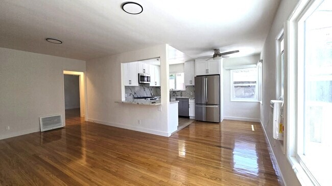 Building Photo - 728 N Edinburgh Ave