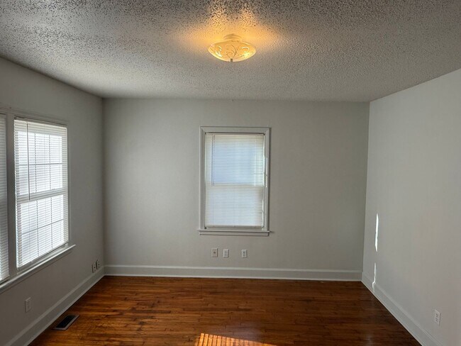 Foto del edificio - Three bedroom, 1 bath house in Burlington