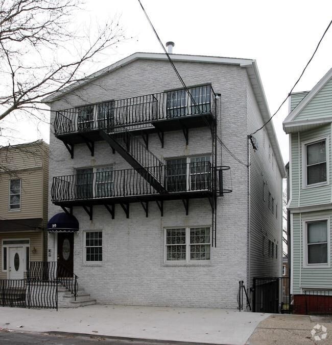 Primary Photo - 19 Van Wagenen Ave