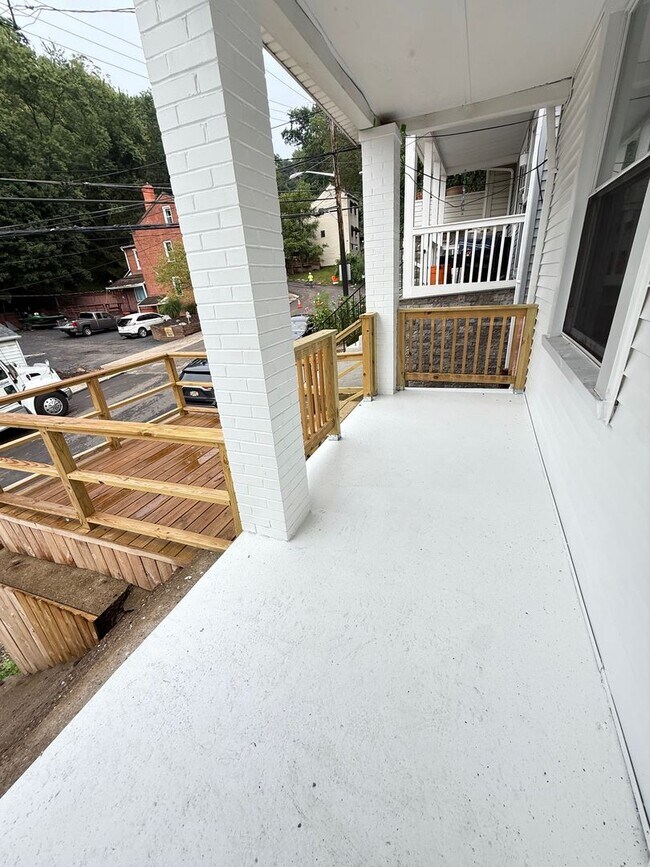 Foto del edificio - Newly Remodeled 2 or 3 Bedroom In Upper La...