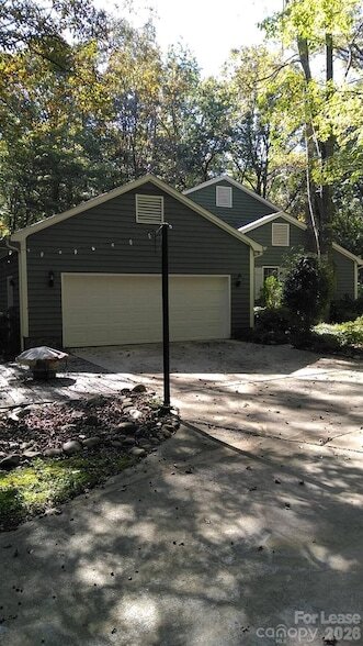 Building Photo - 433 Raintree Dr