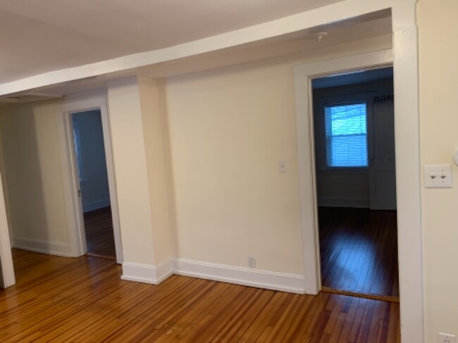 Foto del edificio - 84 Woodbury Rd