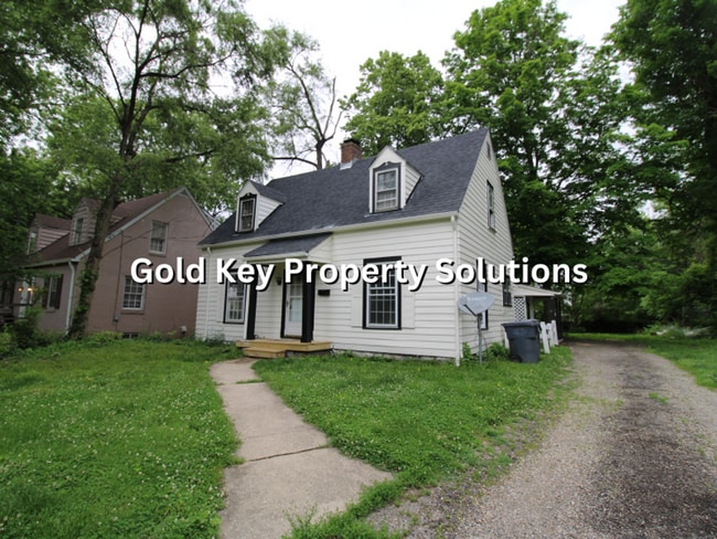 Building Photo - Large 2 BR 1.5 BA House with Covered Porch and Family Room (SECTION 8 APPROVED)