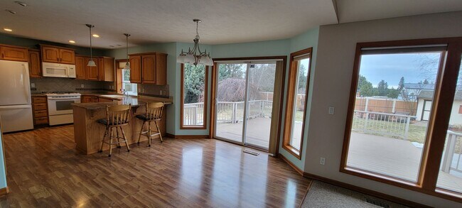 Foto del edificio - HUGE!  4 Bed Family Home in Mead Available...
